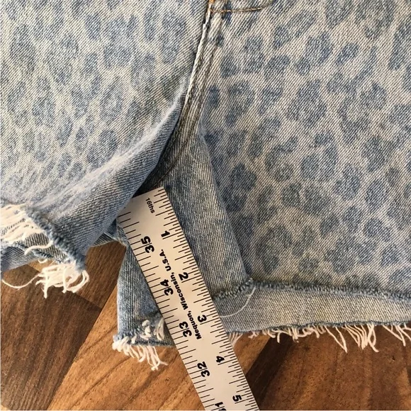 Levis Premium Ribcage Short Size 29 Super High Rise Button Fly Cut-Offs Wildcat
